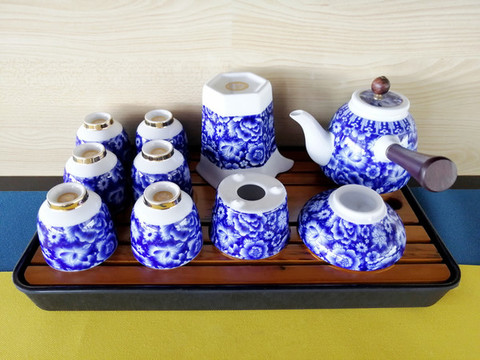 帶托盤的青花瓷茶具