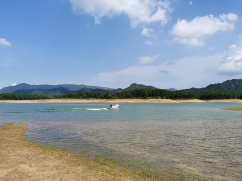 湖中小飛艇臺(tái)山千島湖