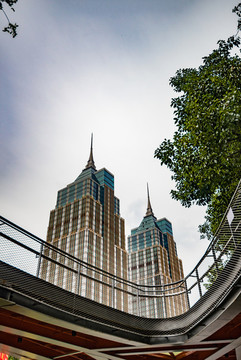 仰拍上海環(huán)球港