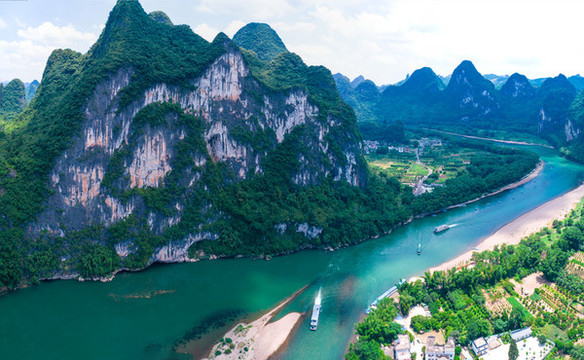 全景航拍桂林九馬畫山景區(qū)