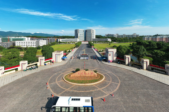 井岡山大學(xué)校門