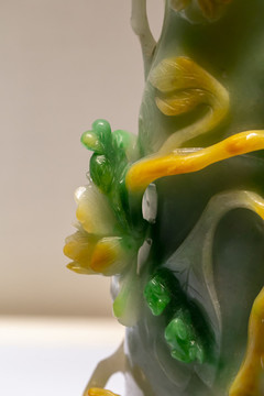 故宮珍寶館清翠雕花鳥紋花插局部