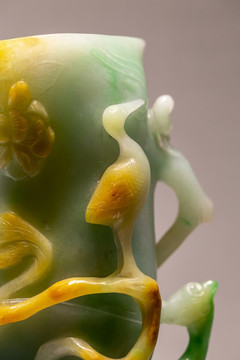 故宮珍寶館清翠雕花鳥紋花插局部