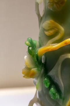 故宮珍寶館清翠雕花鳥紋花插局部