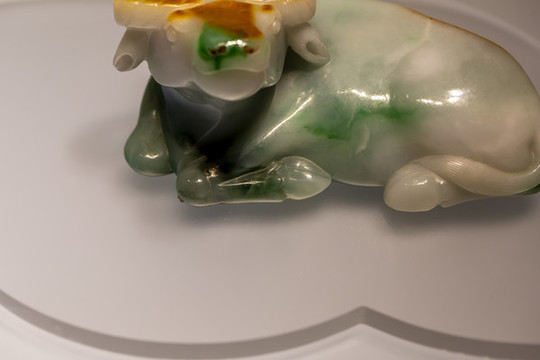 北京故宮珍寶館清代翠雕臥牛局部