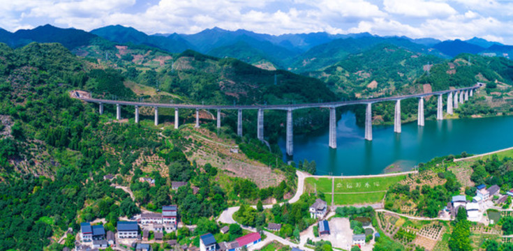 陽朔興坪段高架橋軌道交通全景