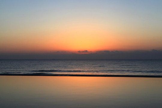 海上日出