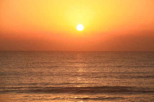 海上日出