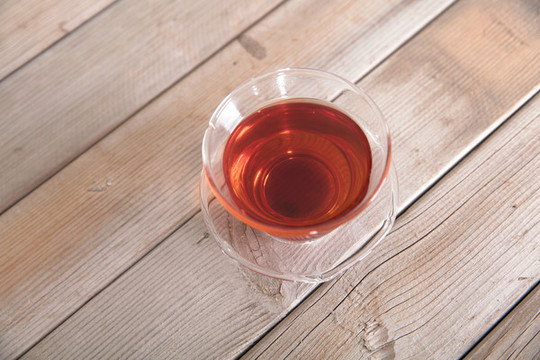 桌子上一杯泡好的紅茶飲品