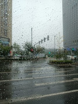 車(chē)窗上的雨滴