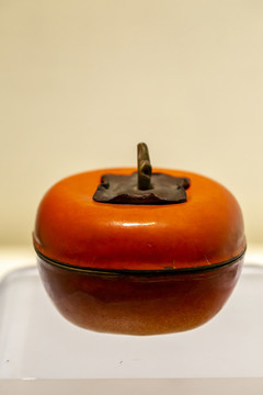 北京故宮珍寶館畫(huà)琺瑯柿式盒清代