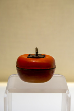 北京故宮珍寶館畫(huà)琺瑯柿式盒清代