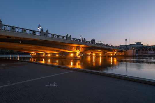 中国天津海河沿岸城市建筑风光