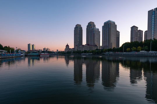 中国天津海河沿岸城市建筑风光