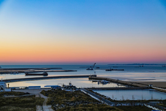 河北北戴河大海邊碼頭工地的日出
