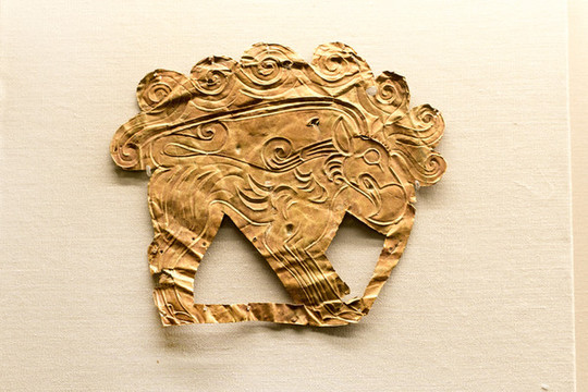 戰(zhàn)國(guó)直立怪獸紋金飾
