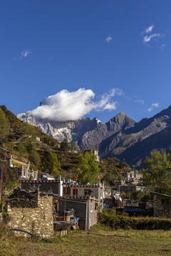 四姑娘山下的村莊風(fēng)景
