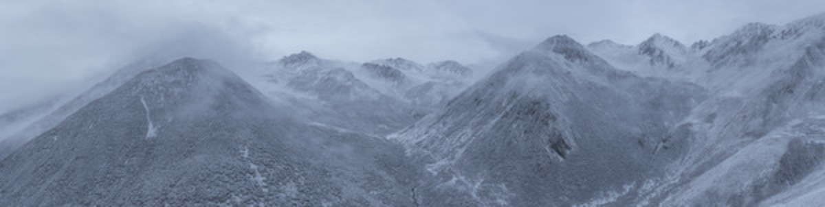 云霧雪山風光水墨畫