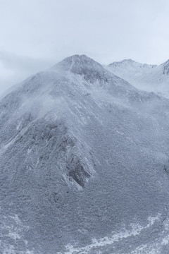 云霧雪山風(fēng)光水墨畫