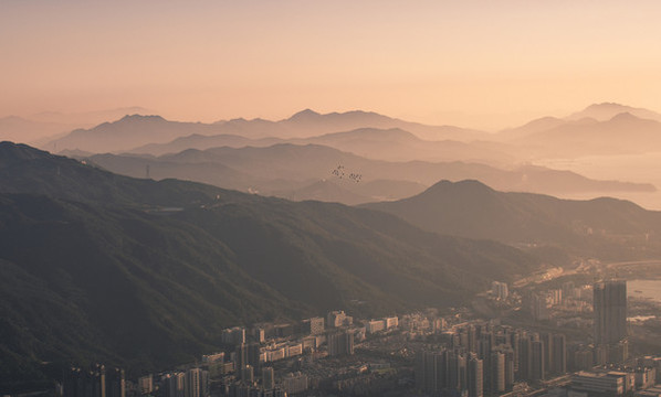 山丘與城市與港灣