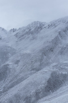 高原雪山下雪風(fēng)景