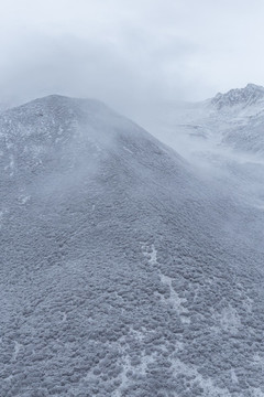 高原雪山下雪風(fēng)景