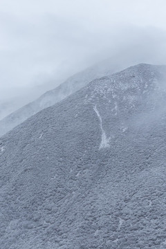 高原雪山下雪風景