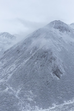 高原雪山下雪風(fēng)景