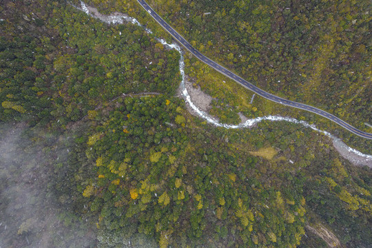 川西高原秋季高山峽谷自然風光