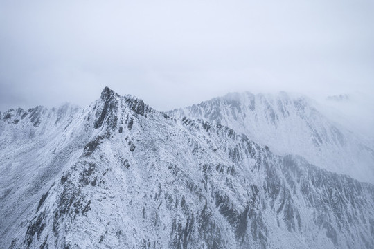 雪山水墨畫自然風光