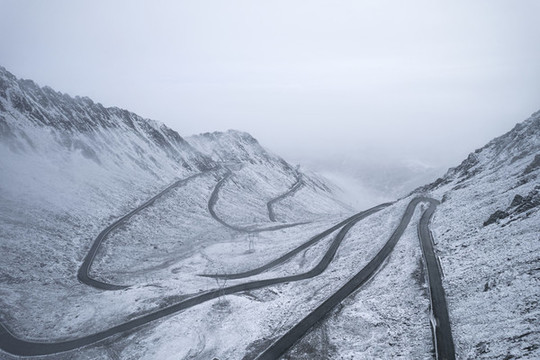雪山水墨畫自然風光