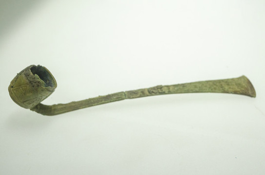 信陽(yáng)博物館館藏商代獸面長(zhǎng)柄勺