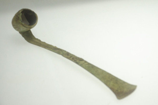 信陽(yáng)博物館館藏商代獸面長(zhǎng)柄勺