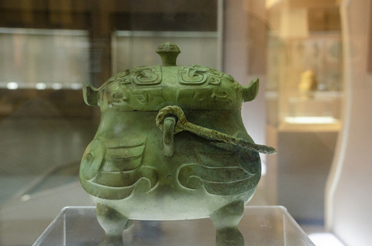 信陽(yáng)博物館館藏商代盛酒器鸮卣