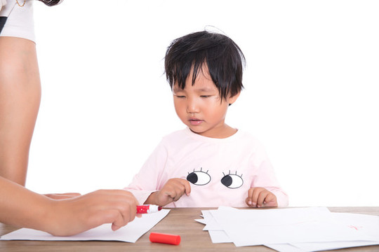 中國(guó)小孩子在努力練習(xí)繪畫