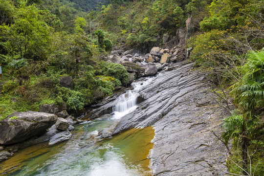 山間溪流風(fēng)光