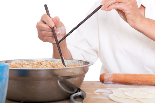 廚師正在調(diào)制豬肉大蔥餃子陷