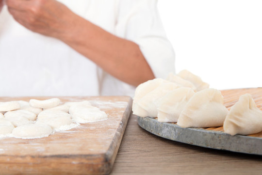 中國節(jié)日標(biāo)志的食品餃子的制作