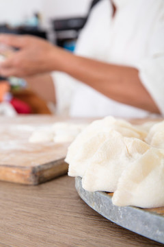 中國(guó)過節(jié)前準(zhǔn)備包的食物餃子