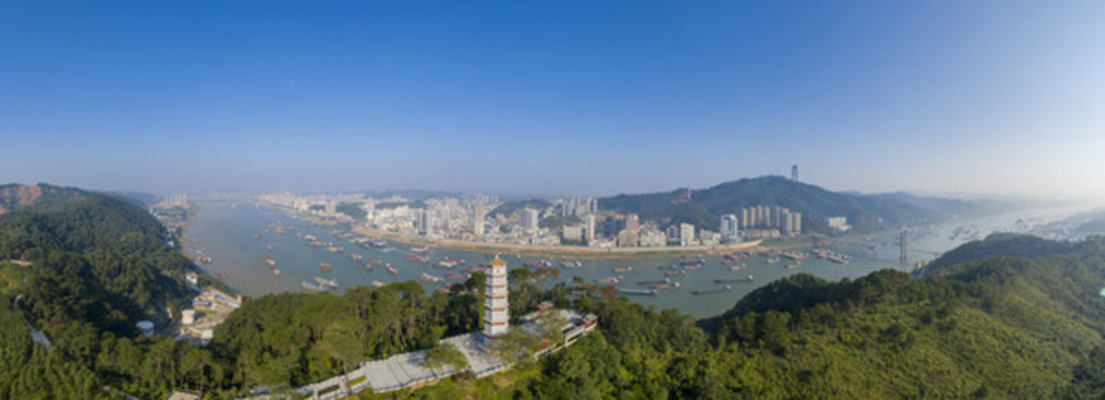 廣西梧州深秋碧水藍(lán)天景美如畫(huà)