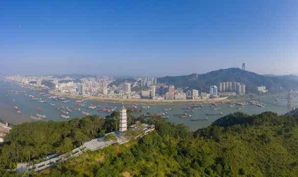 廣西梧州深秋碧水藍(lán)天景美如畫