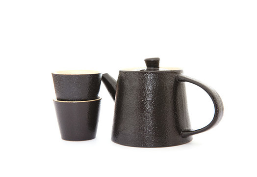 白背景上的一個(gè)茶壺和兩個(gè)茶杯