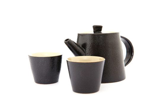 白背景上的一個(gè)茶壺和兩個(gè)茶杯