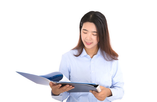 商務女性拿著文件夾仔細查看