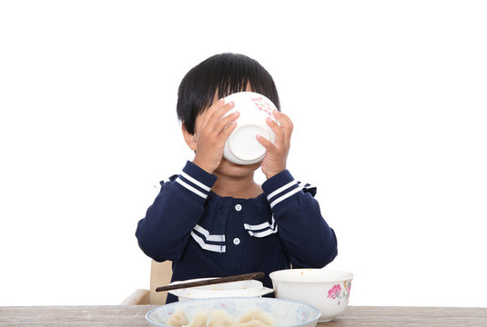 手捧瓷碗喝光了碗里的餃子湯
