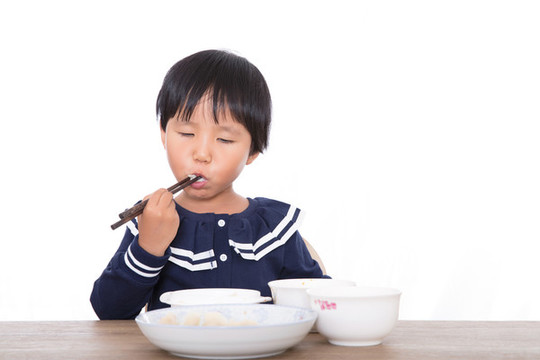 中國小姑娘在津津有味的吃飯