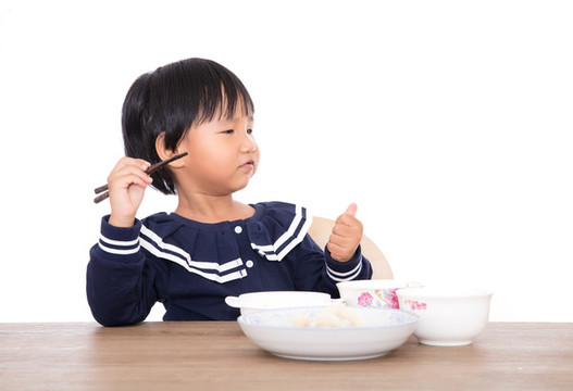 正在吃飯中的中國三歲小女孩