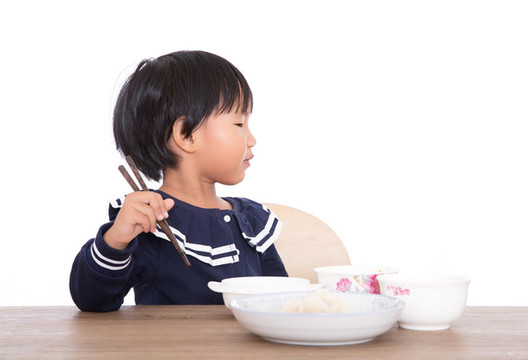 正在吃飯中的中國三歲小女孩