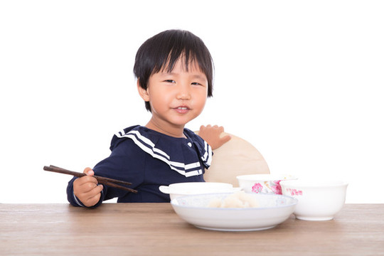 吃著飯連帶賣萌的中國(guó)小女孩