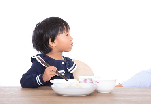 吃著飯連帶賣萌的中國(guó)小女孩